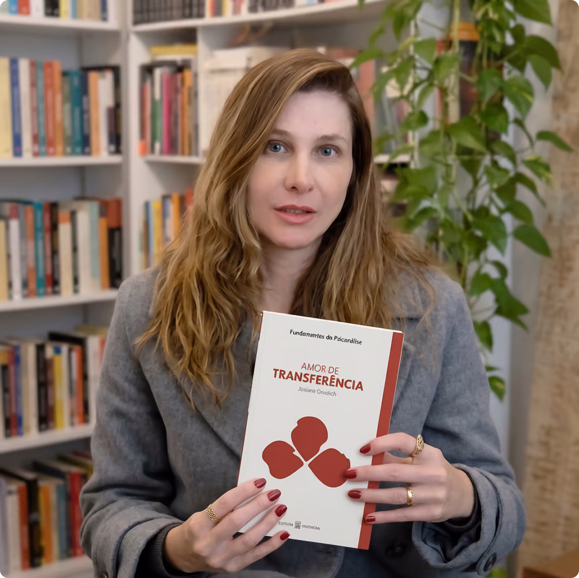 Josiane Orvatich com o livro Amor de Transferência em mãos.